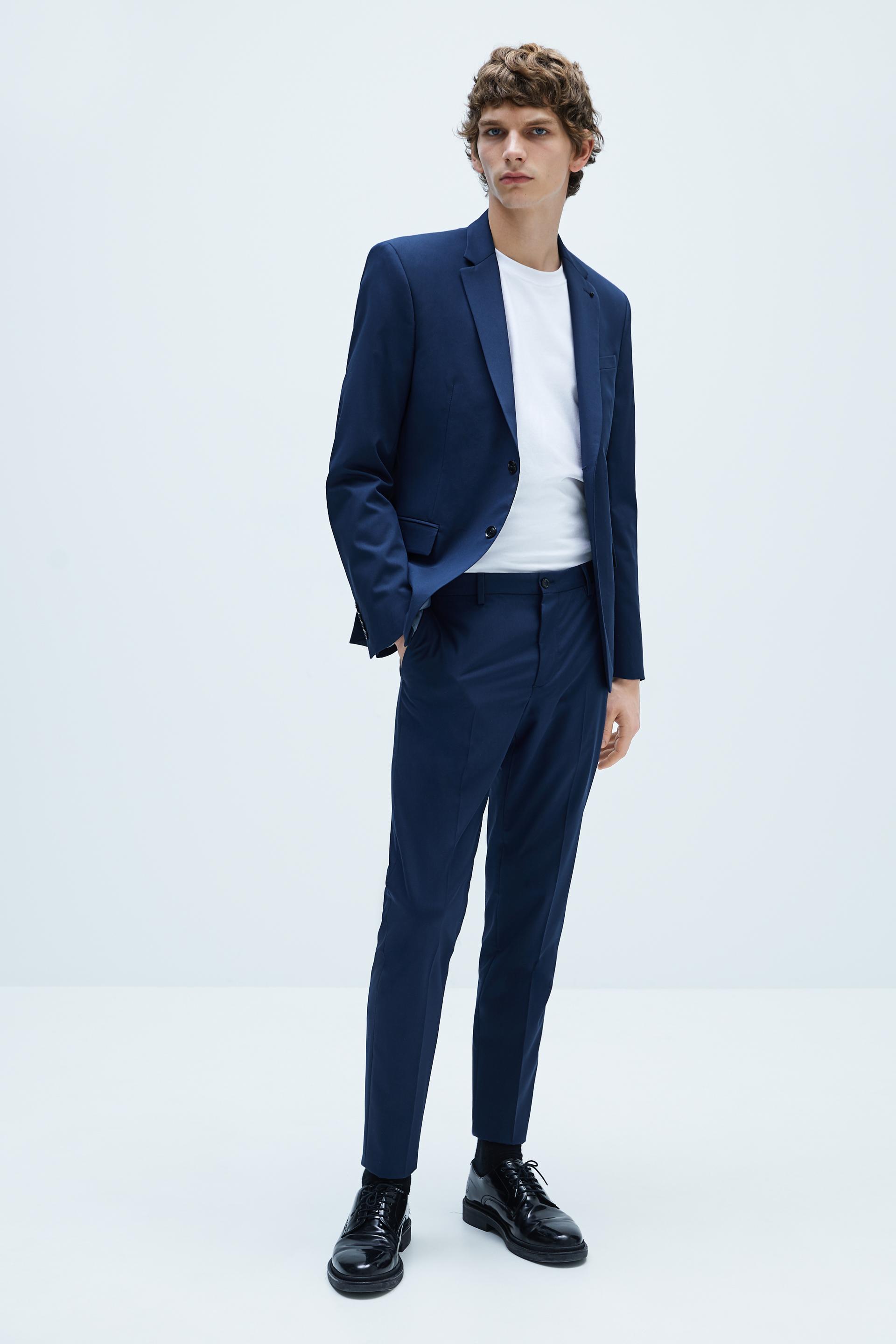 костюм комфортного облегающего кроя из ткани с матовым блеском 420 Zara