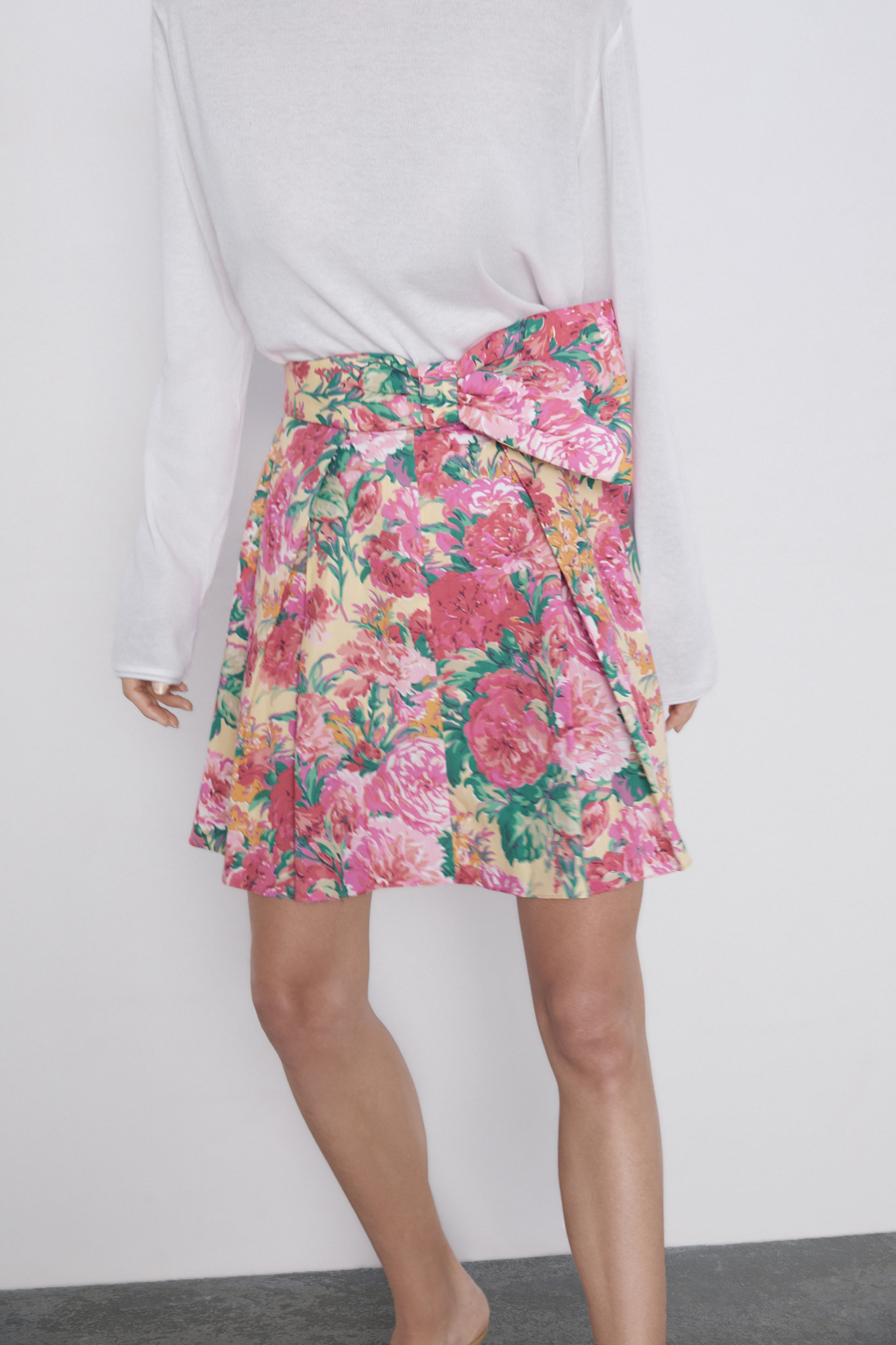 мини-юбка с цветочным принтом ЖЕЛТЫЙ Zara