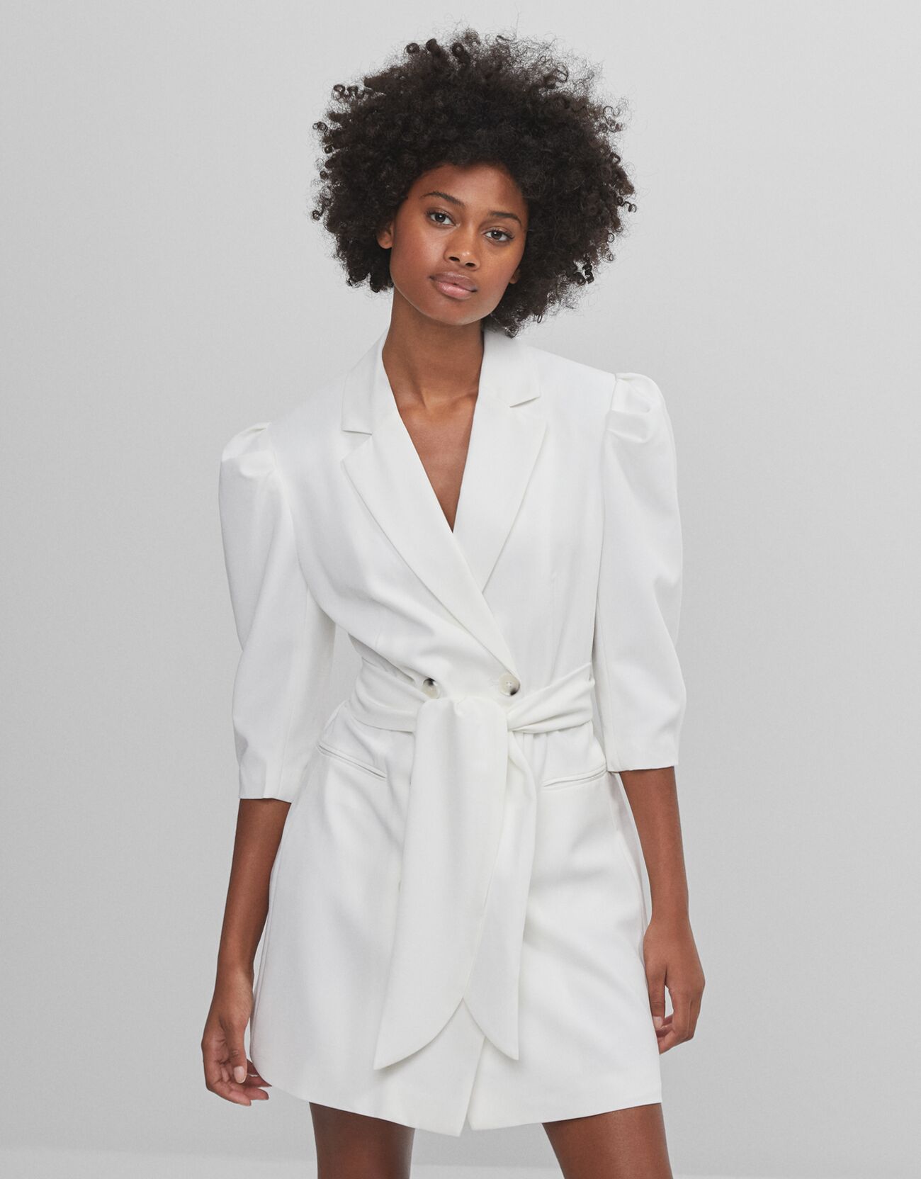 Белый Платье-пиджак с объемными рукавами Bershka