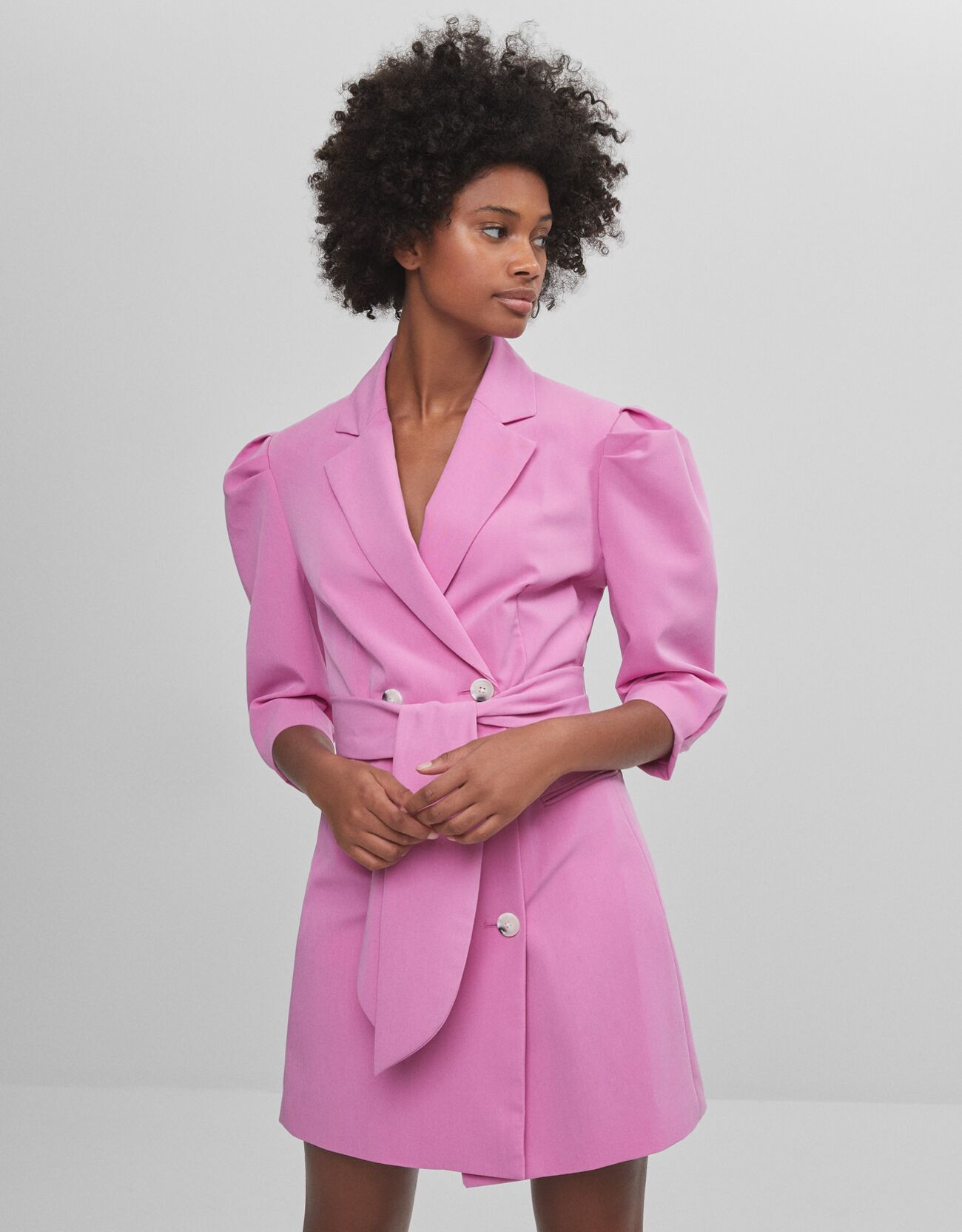 Розовый Платье-пиджак с объемными рукавами Bershka