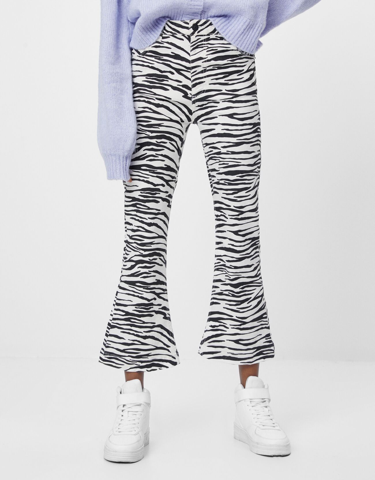 Расклешенные брюки с принтом «зебра» Белый/Черный Bershka