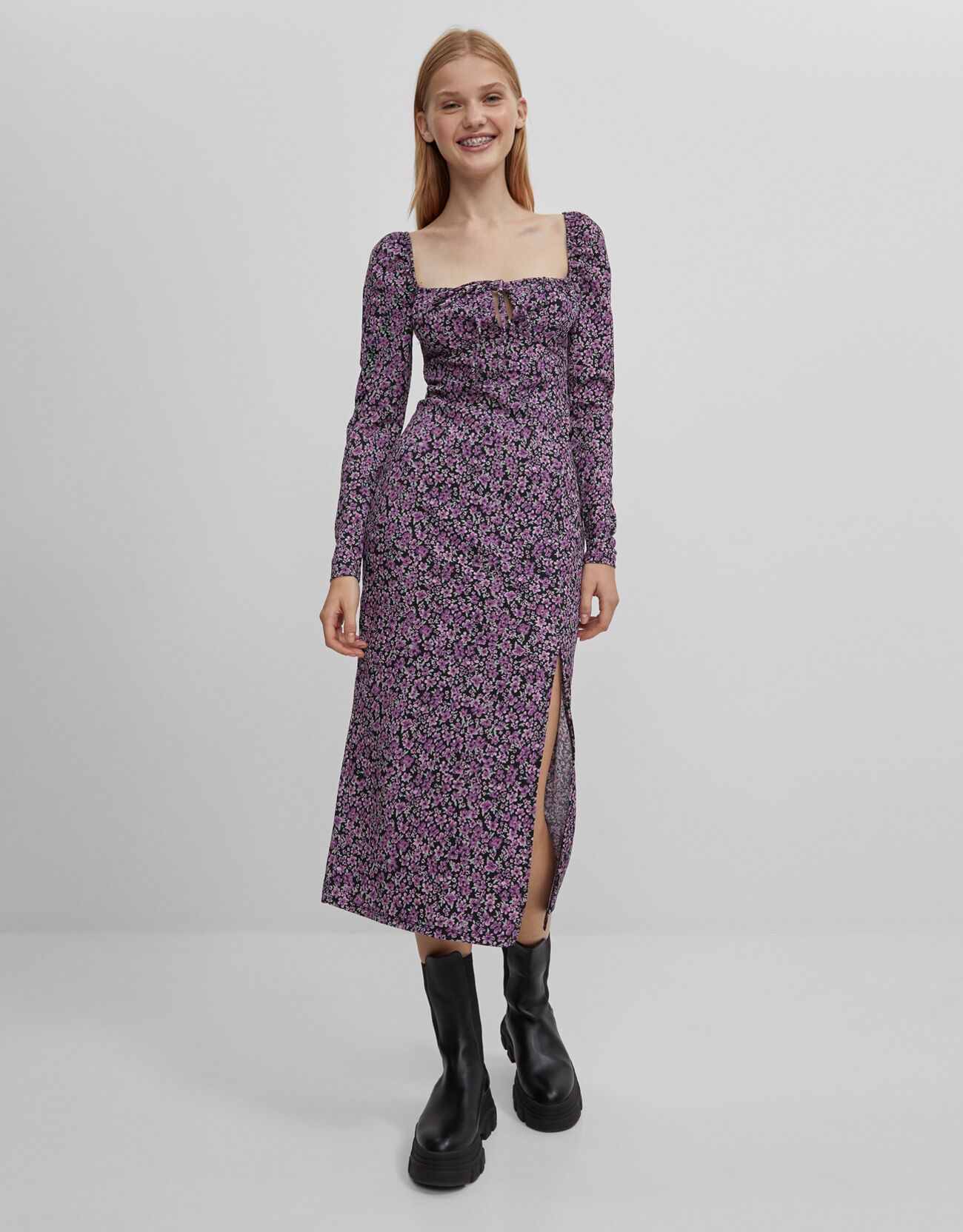 Платье миди с цветочной вышивкой Фиолетовый Bershka