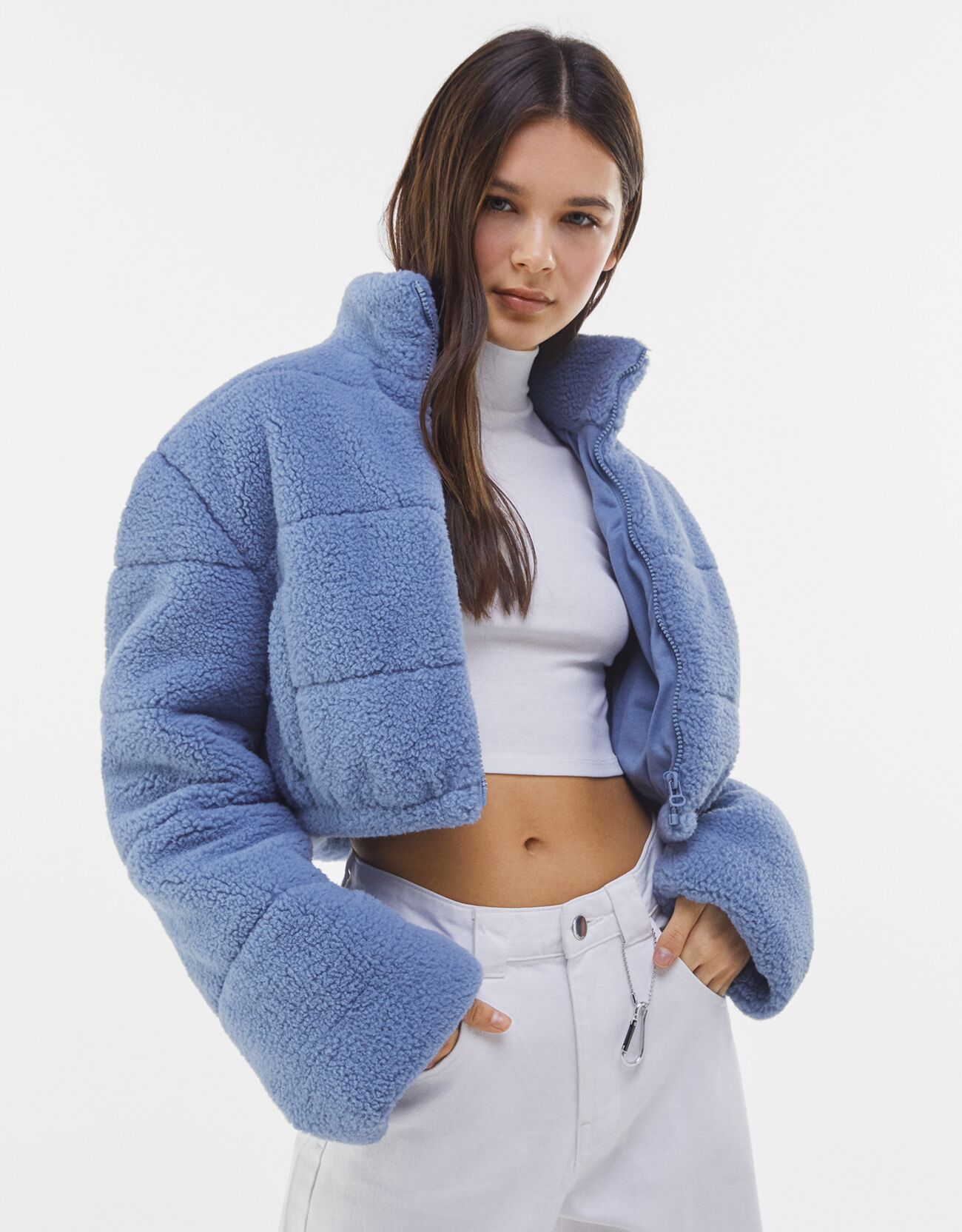Укороченная стеганая куртка из искусственной овчины Синий Bershka