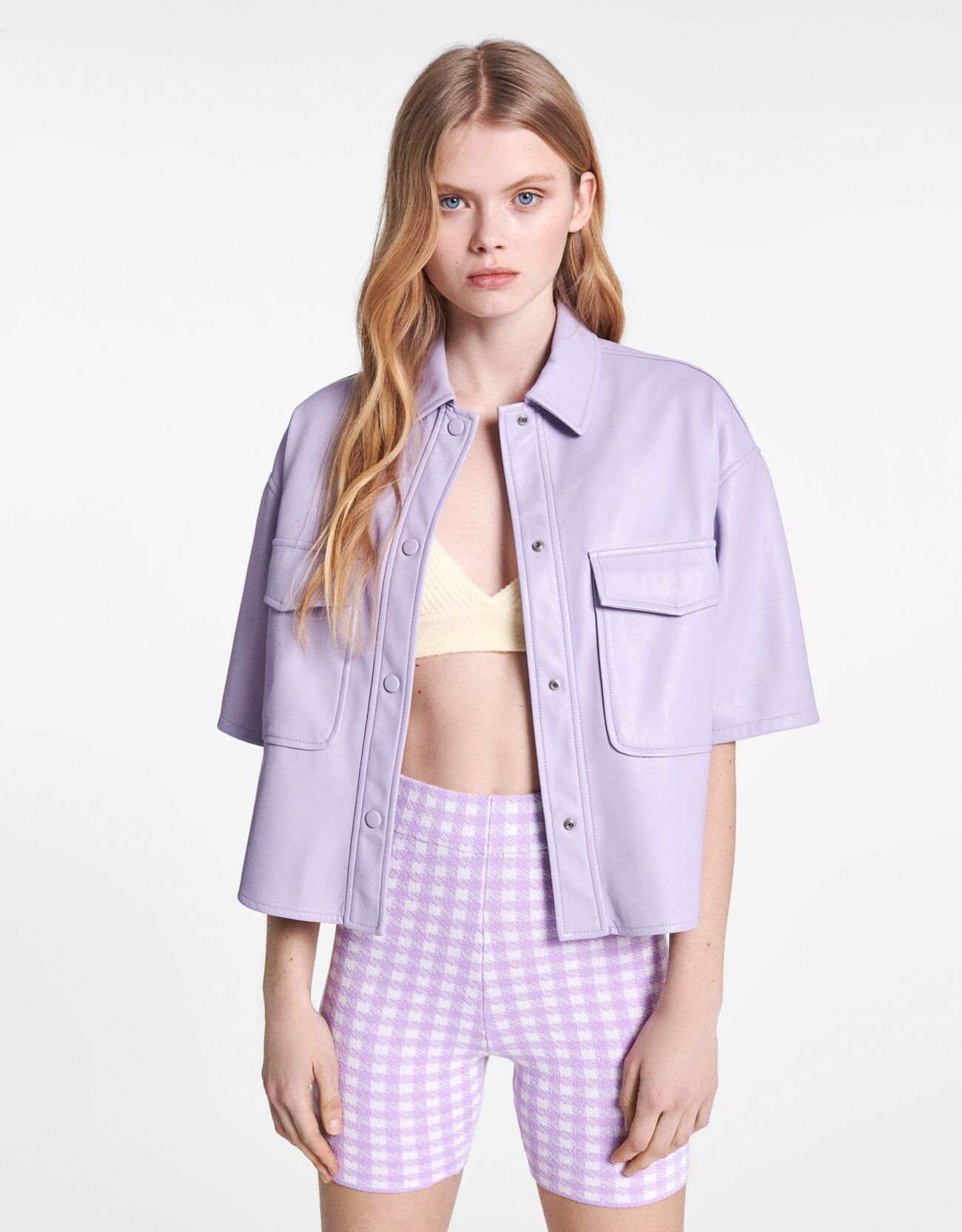 Короткая куртка-рубашка из искусственной кожи Фиолетовый Bershka