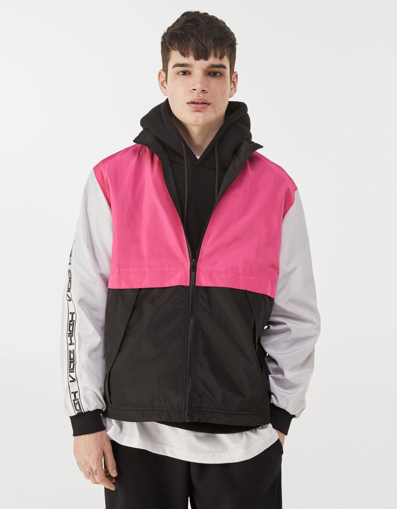 Легкая куртка с надписью Розовый Bershka