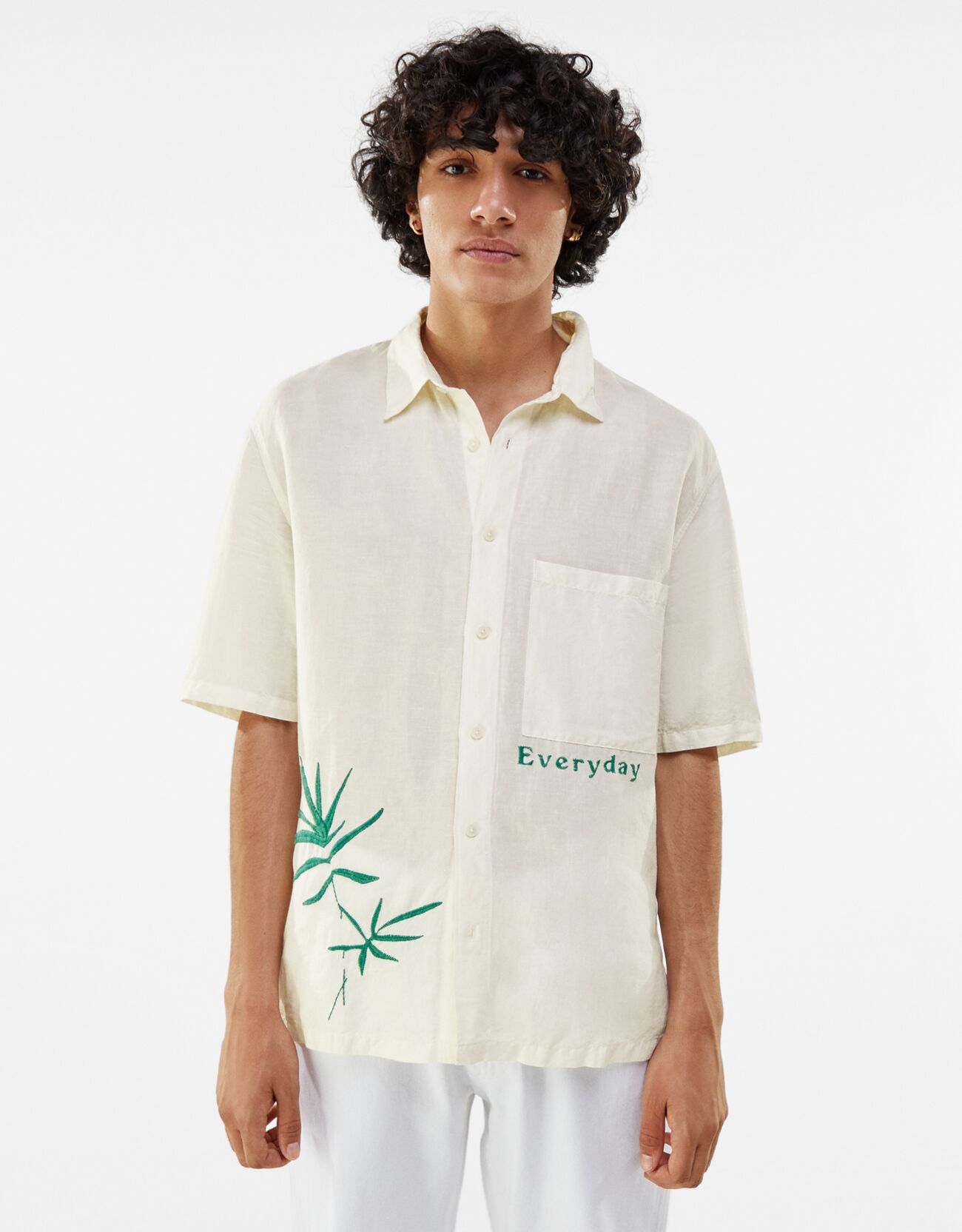 Льняная рубашка свободного кроя с короткими рукавами и вышивкой Бежевый Bershka