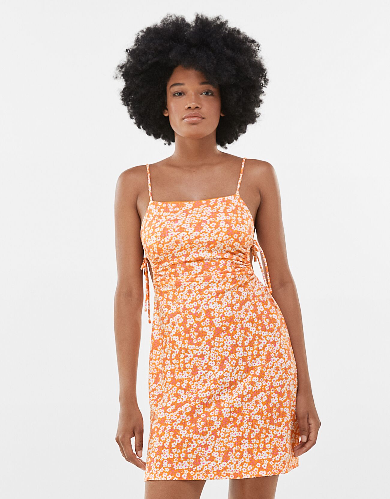 Короткое платье в цветок Оранжевый Bershka