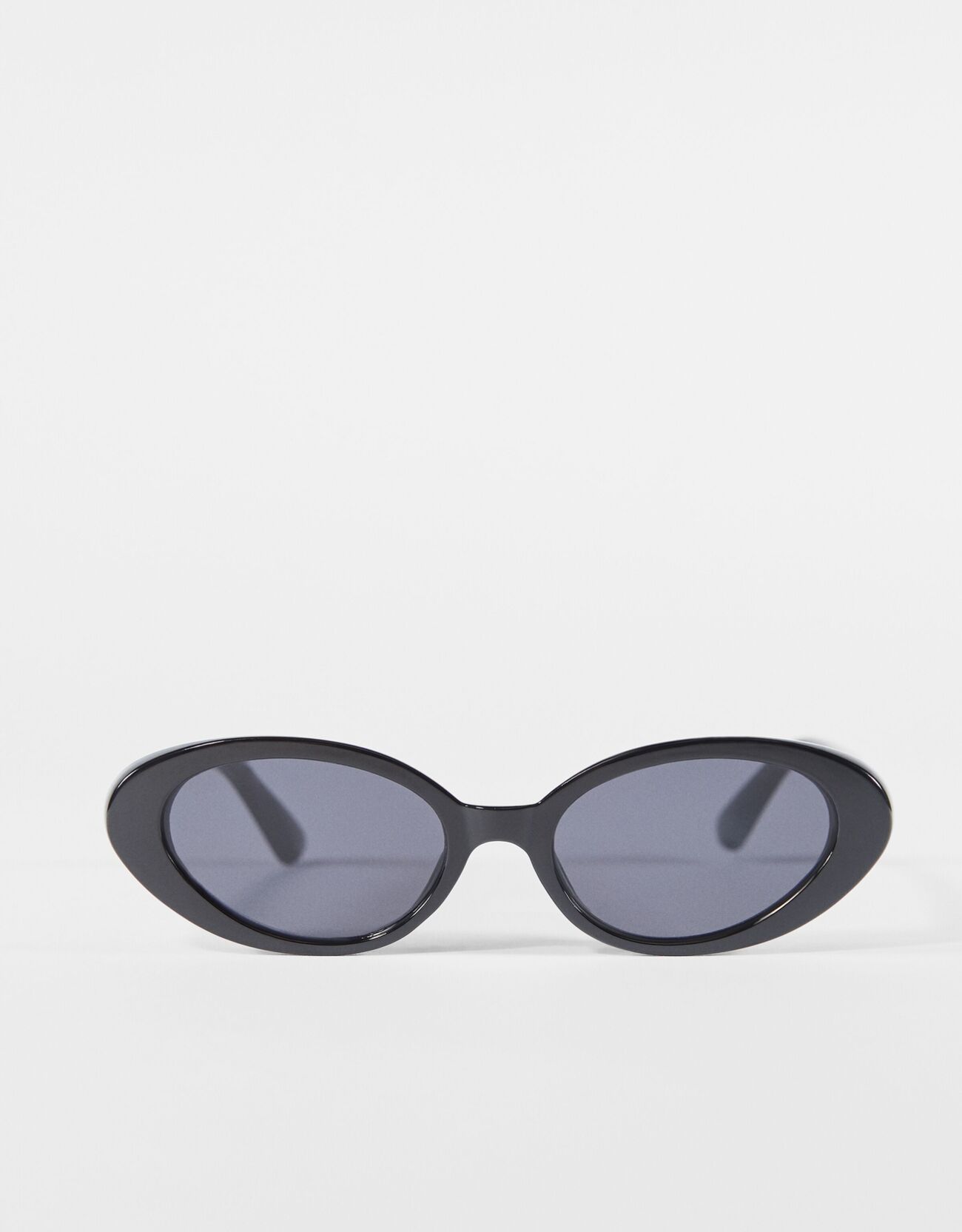 Овальные солнцезащитные очки в черной оправе ЧЕРНЫЙ Bershka