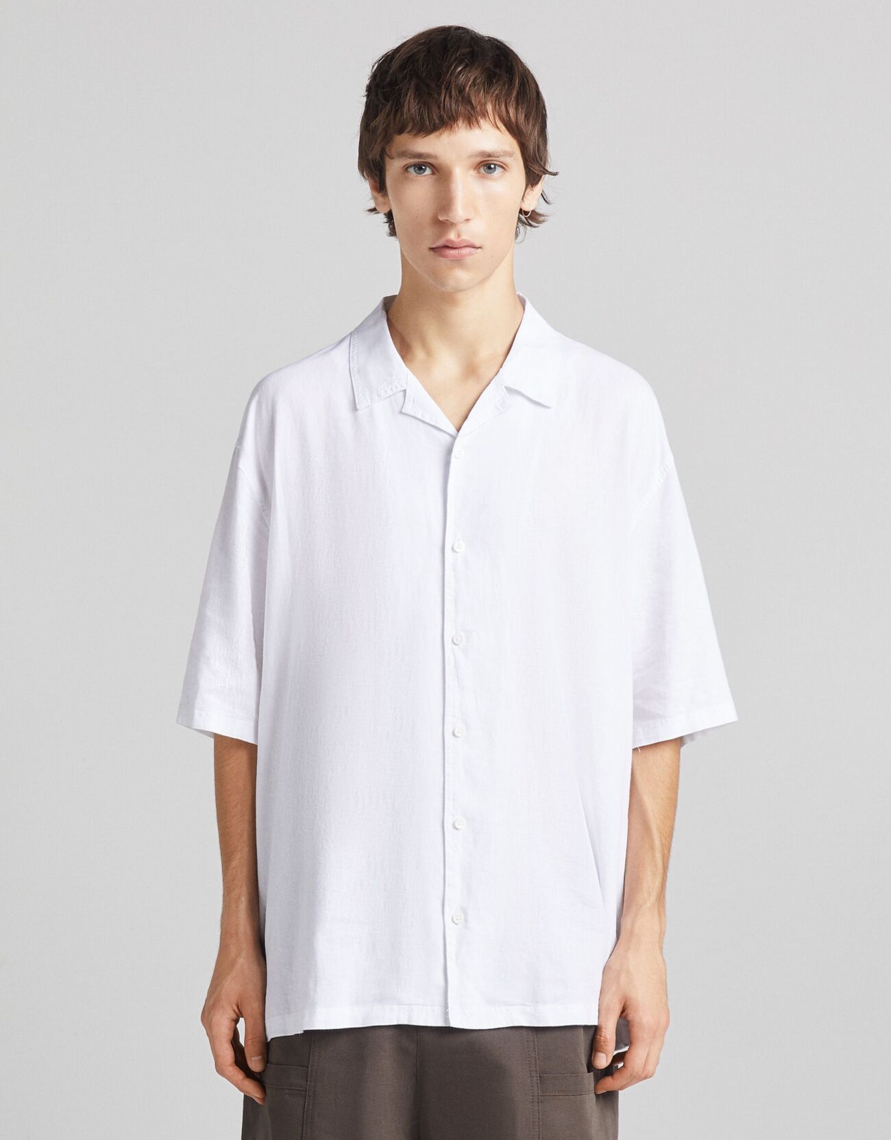 Льняная рубашка свободного кроя с короткими рукавами БЕЛЫЙ Bershka
