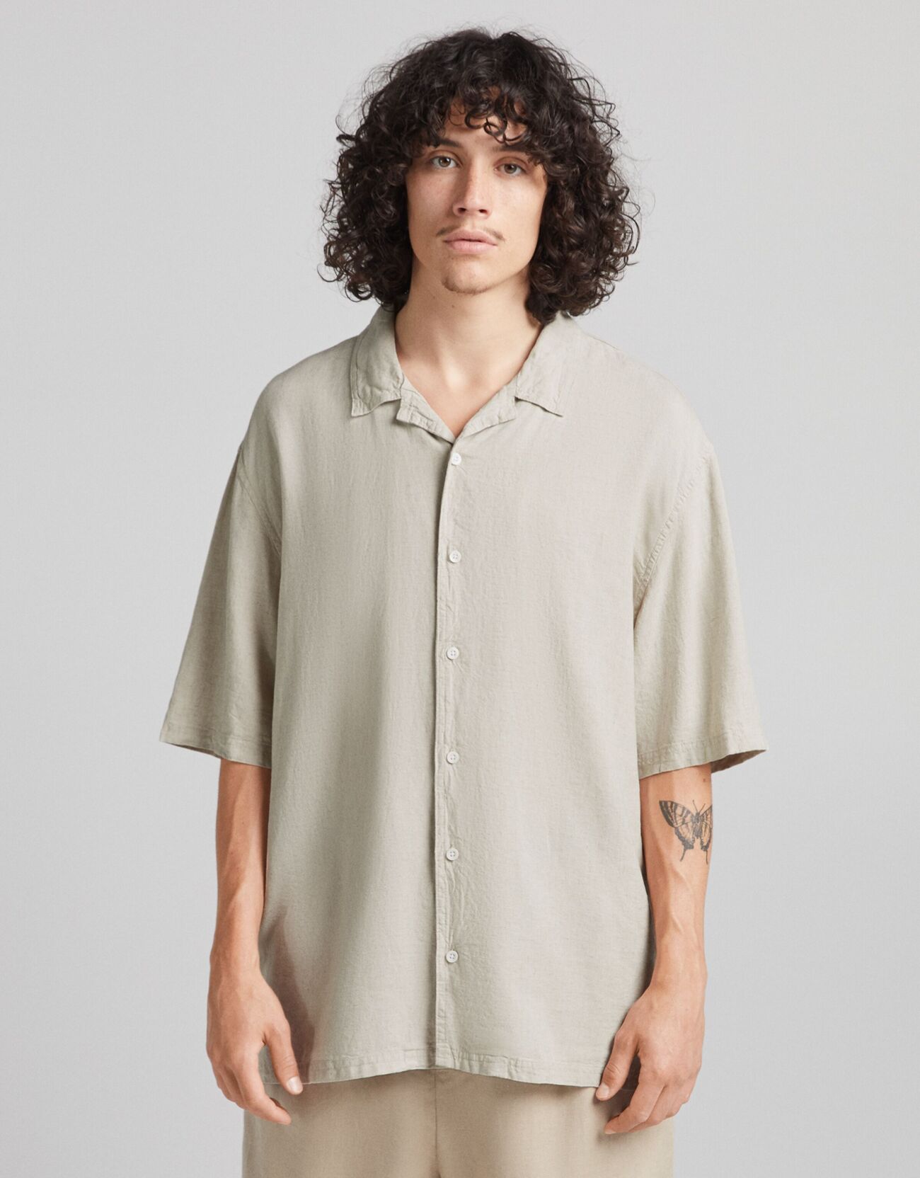 Льняная рубашка свободного кроя с короткими рукавами Бежевый Bershka
