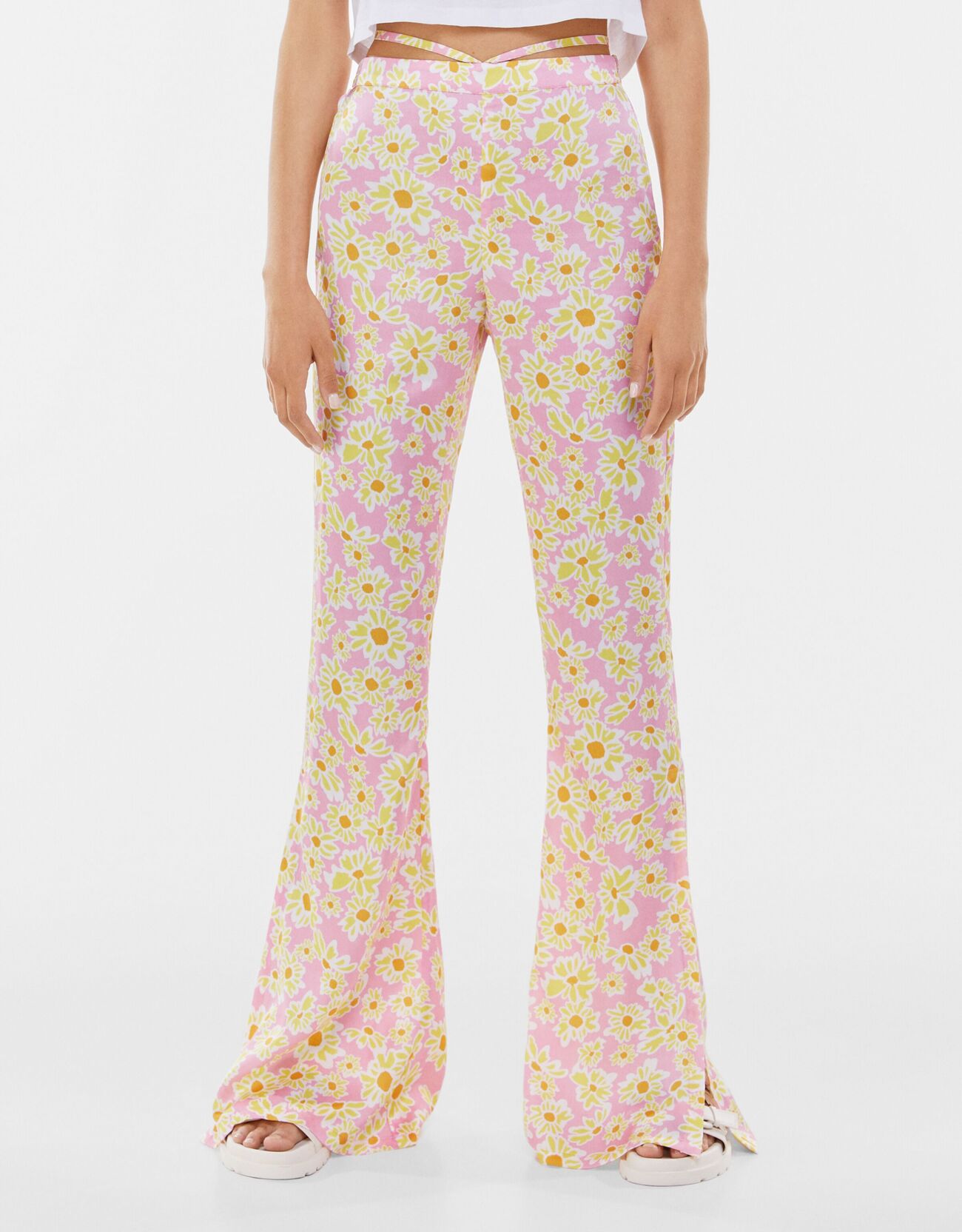 Расклешенные брюки с цветочным принтом Розовый Bershka