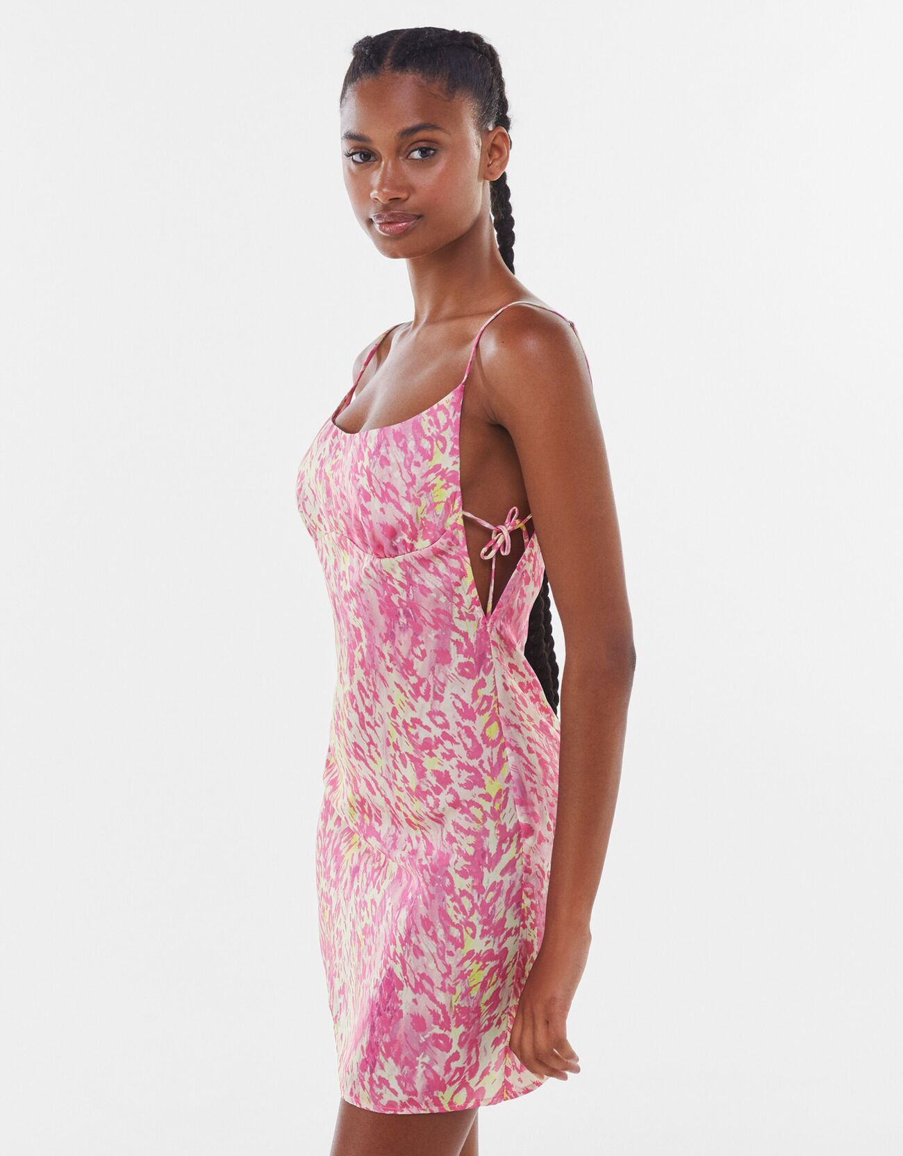 Короткое платье из сатина с леопардовым принтом Розовый Bershka