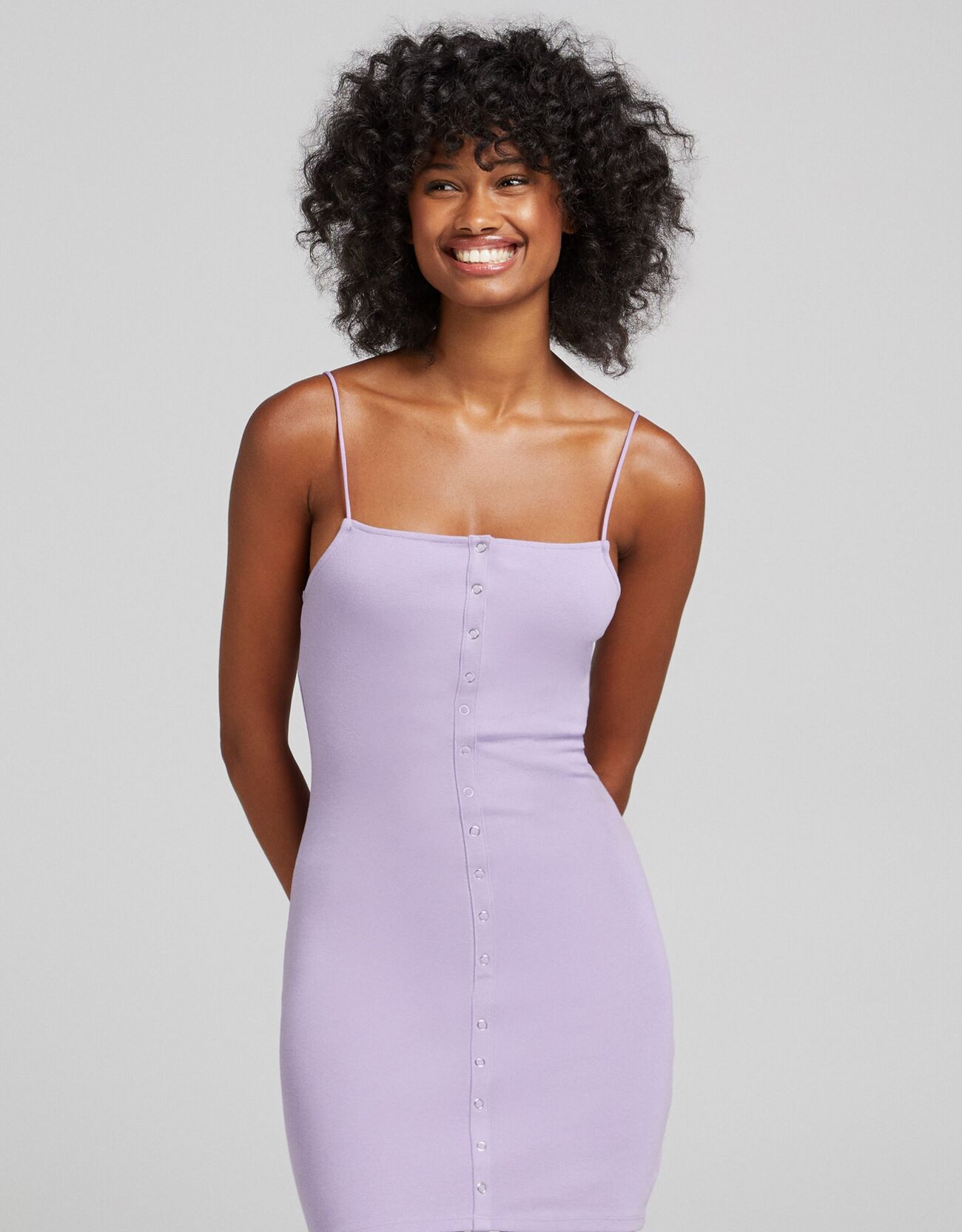 Короткое платье из ткани в рубчик с застежкой на пуговицы Фиолетовый Bershka