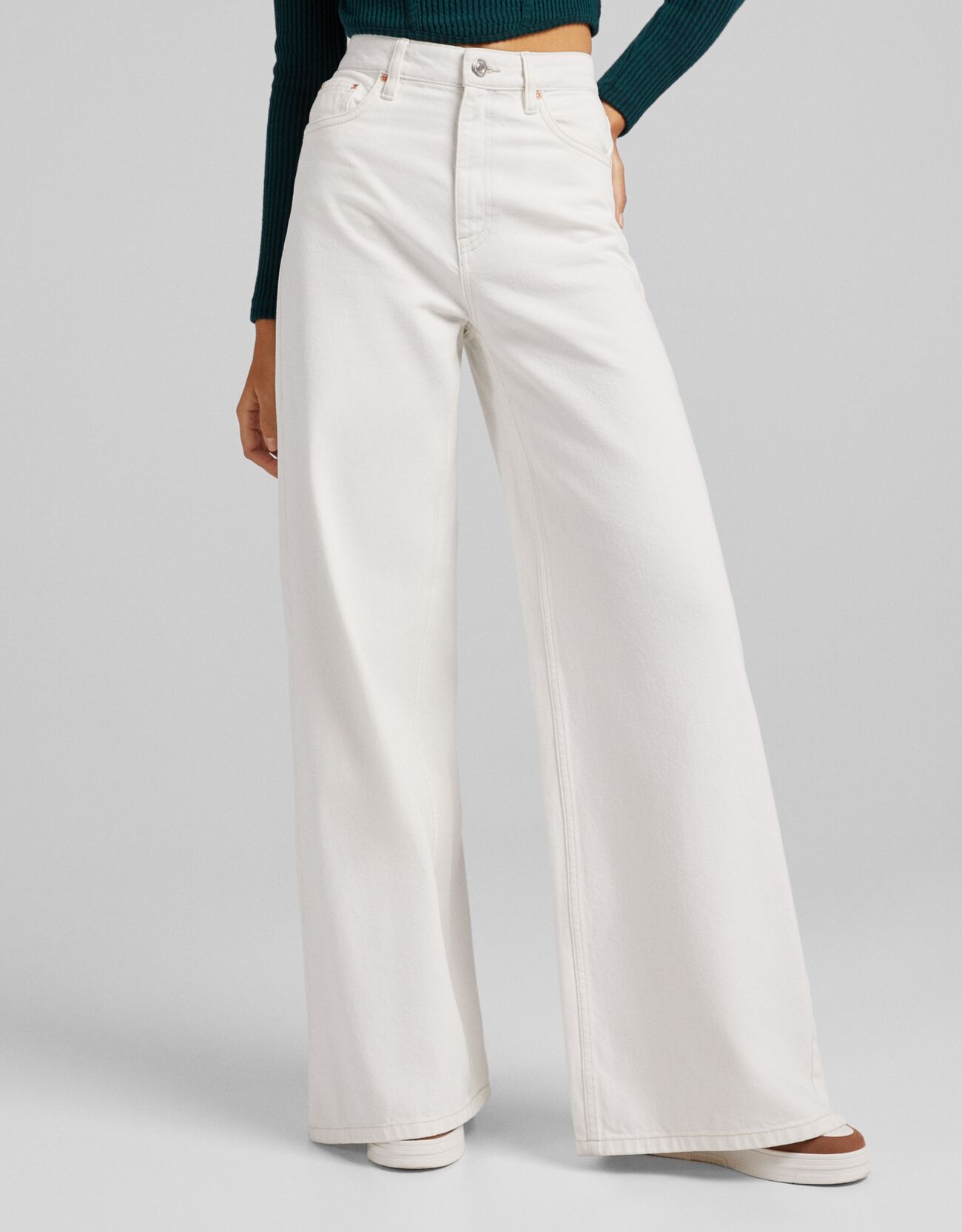 Широкие брюки из твила в стиле 70-х Белый Bershka