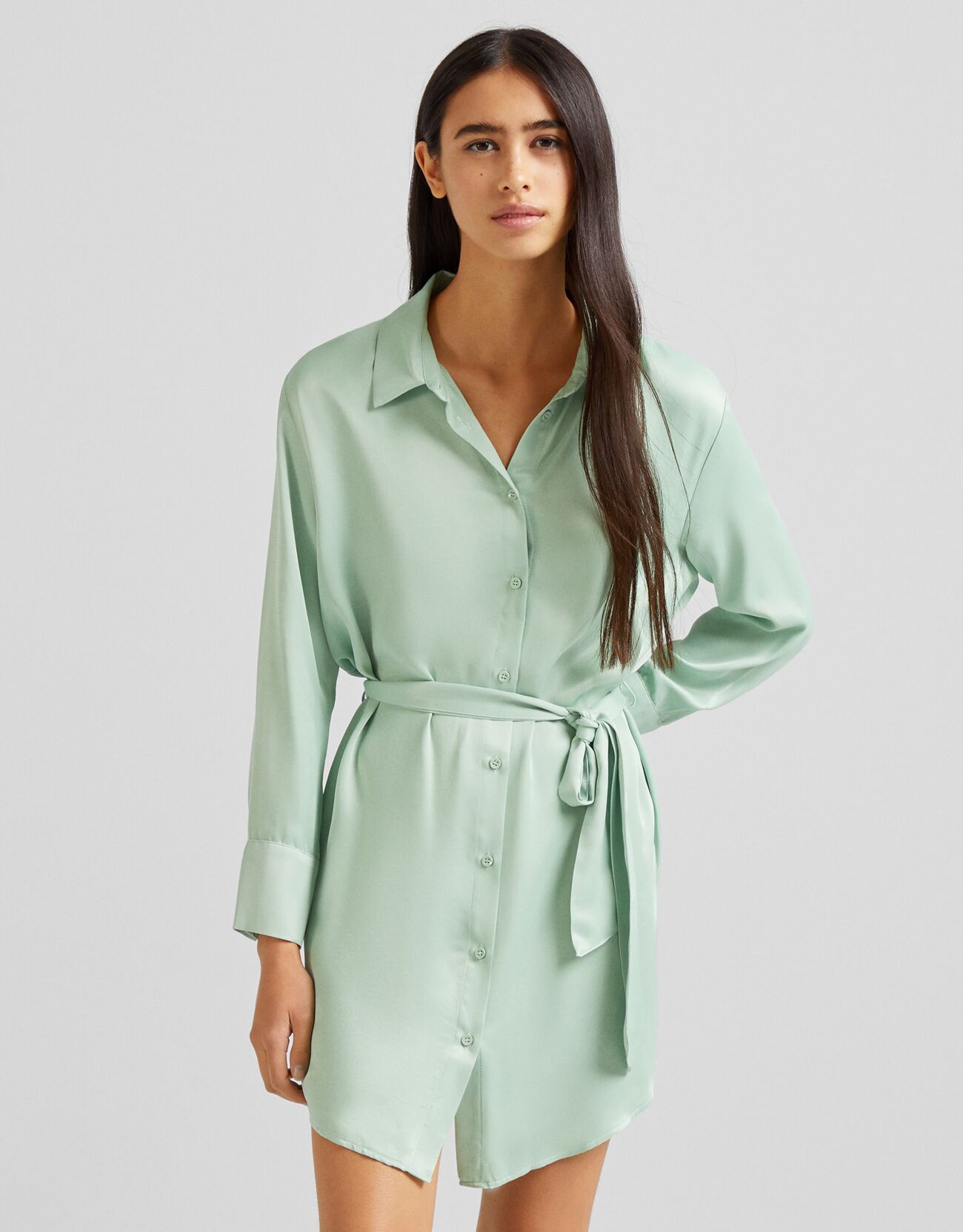 Платье-рубашка из сатина с поясом Зеленый Bershka