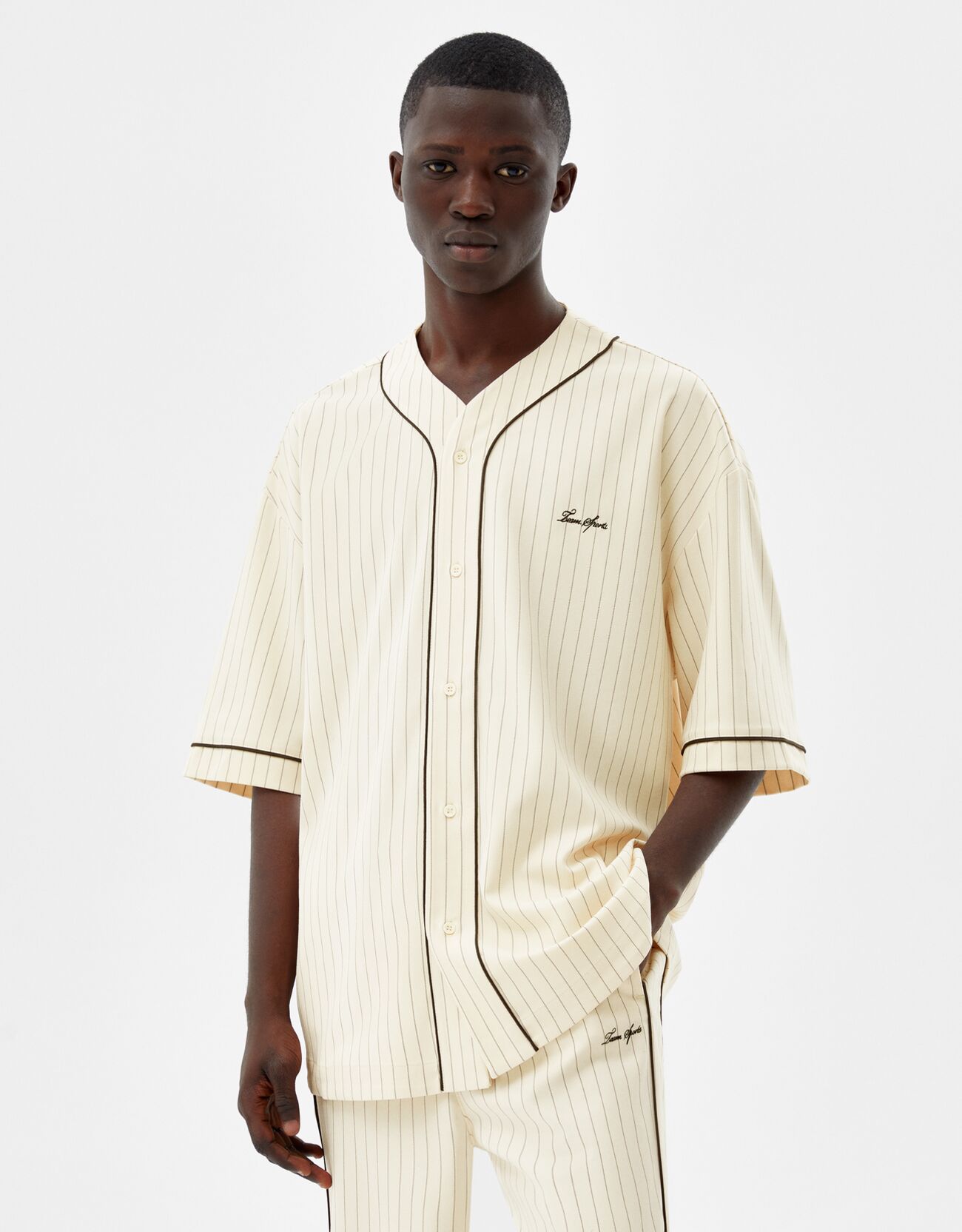 Рубашка с короткими рукавами и воротником в бейсбольном стиле Бежевый Bershka