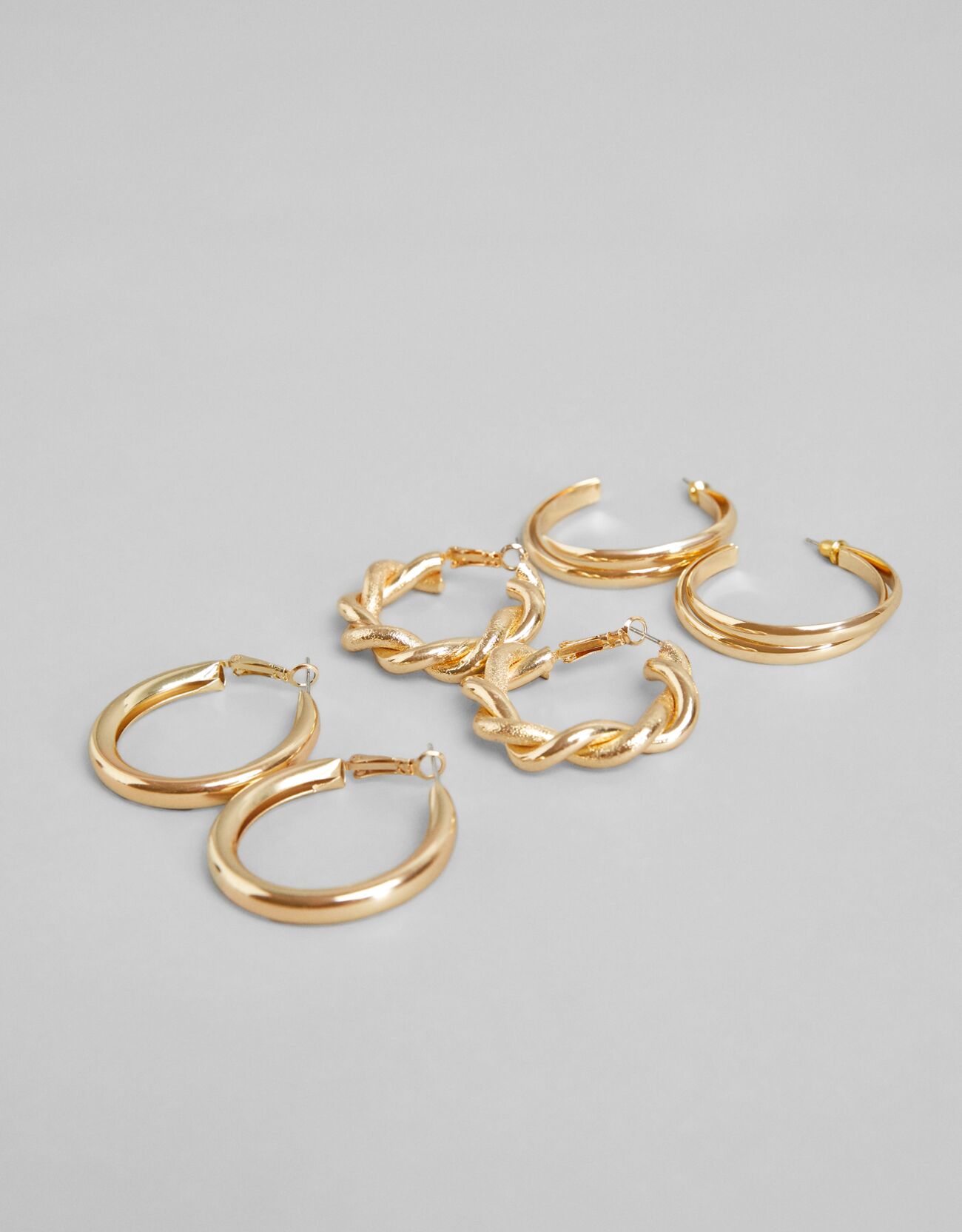 Набор из 3 пар двойных серег-колец с рельефным узором Золотой Bershka