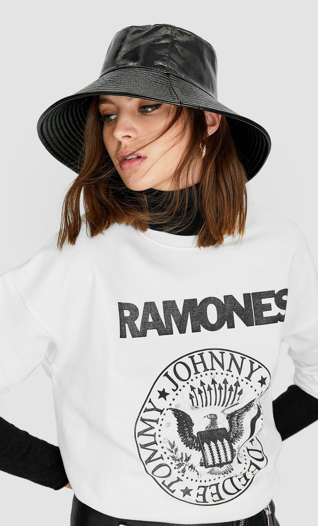 Худи с надписью Ramones Цвет небеленого полотна Stradivarius