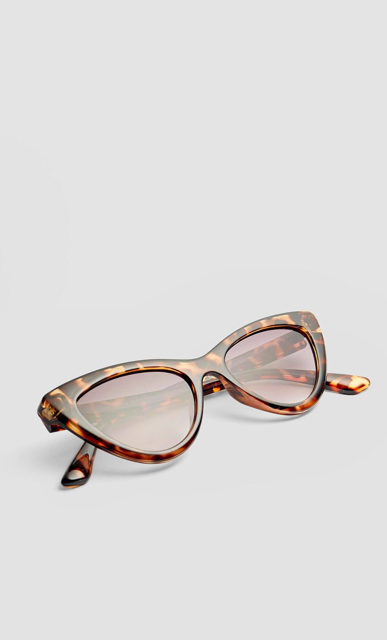 Коричневый Солнечные очки в стиле «кошачий глаз» Stradivarius