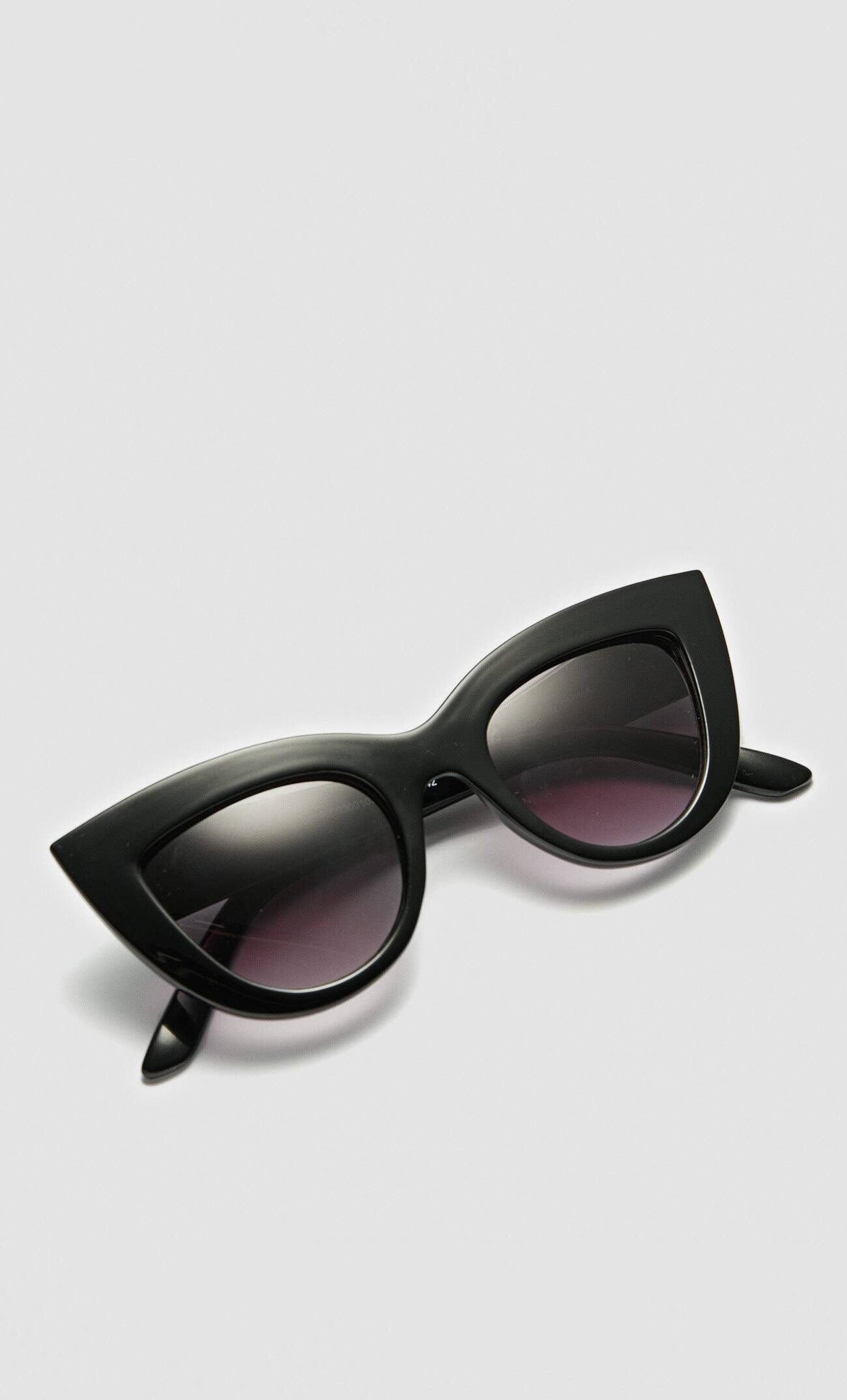 Черный Большие солнечные очки формы «кошачий глаз» Stradivarius