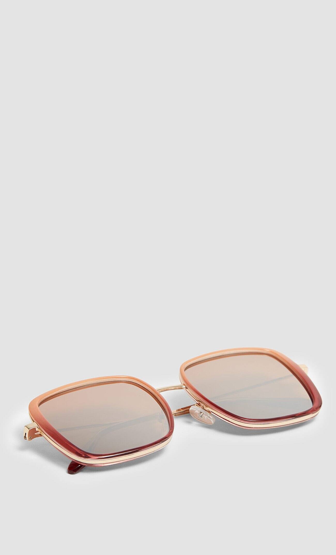 Крупные очки с зеркальными стеклами квадратной формы Приглушенно-розовый Stradivarius