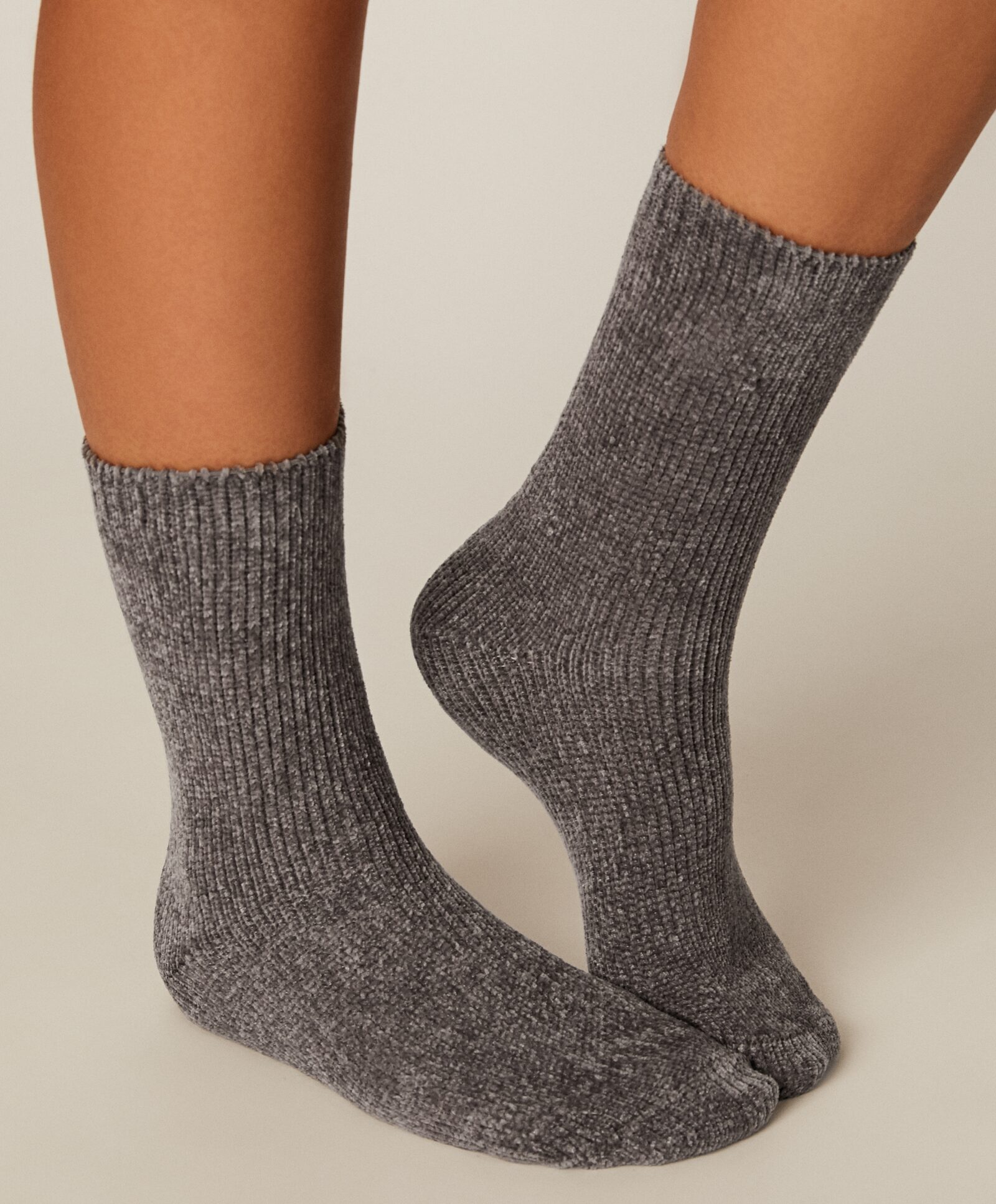 ТЕМНО-СЕРЫЙ Однотонные серые носки из синели Oysho